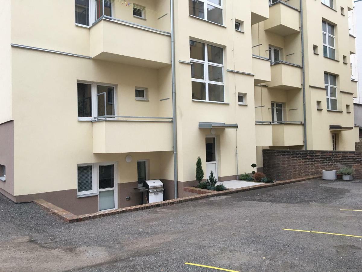 Ap10 - Apartments 4U Brezinova "Overnight Simply" Градец-Кралове Экстерьер фото
