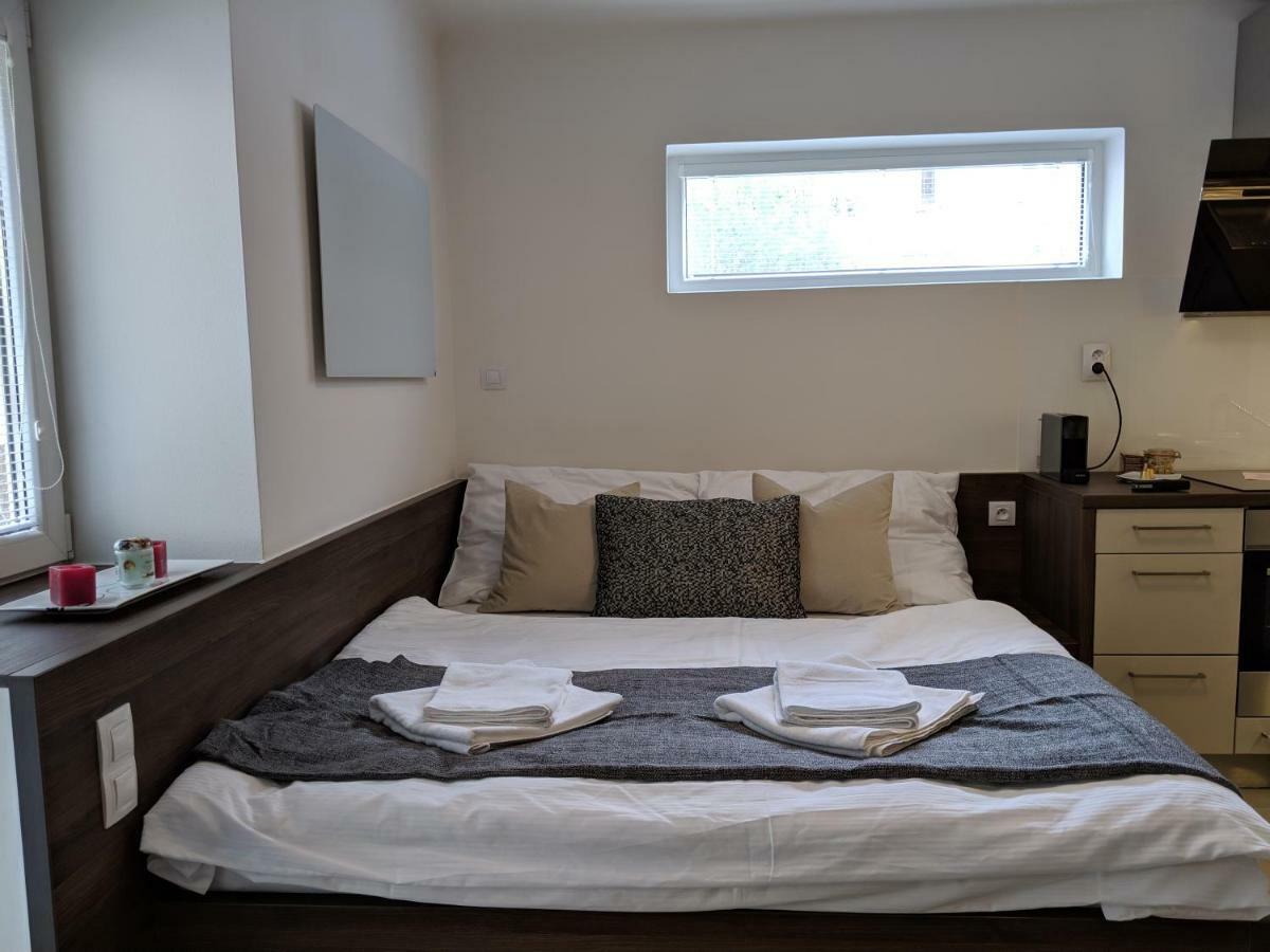 Ap10 - Apartments 4U Brezinova "Overnight Simply" Градец-Кралове Экстерьер фото