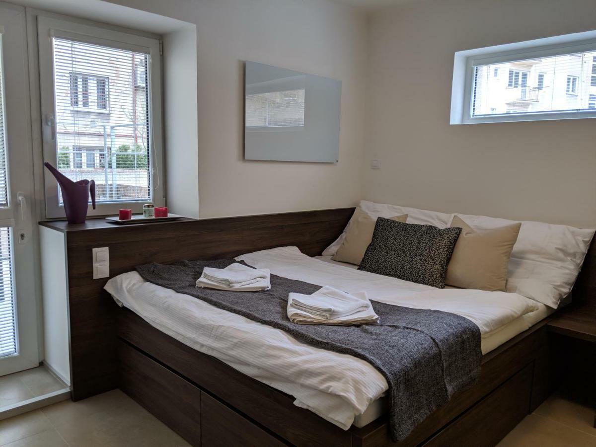 Ap10 - Apartments 4U Brezinova "Overnight Simply" Градец-Кралове Экстерьер фото