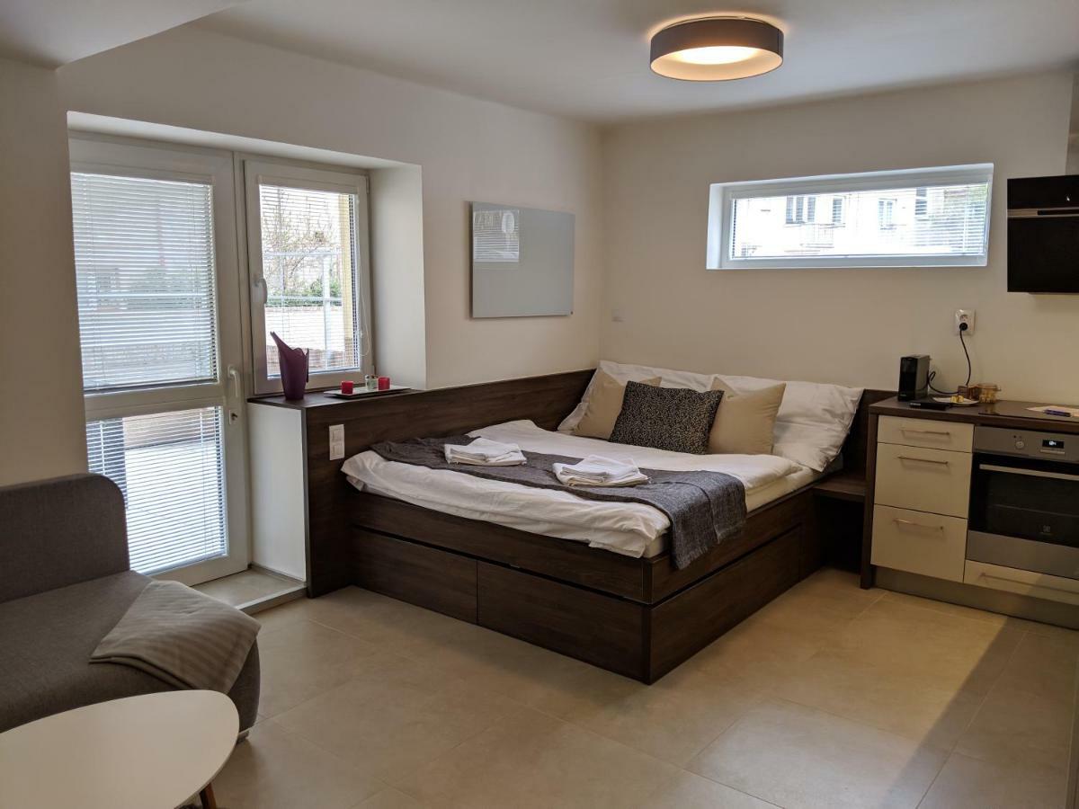 Ap10 - Apartments 4U Brezinova "Overnight Simply" Градец-Кралове Экстерьер фото