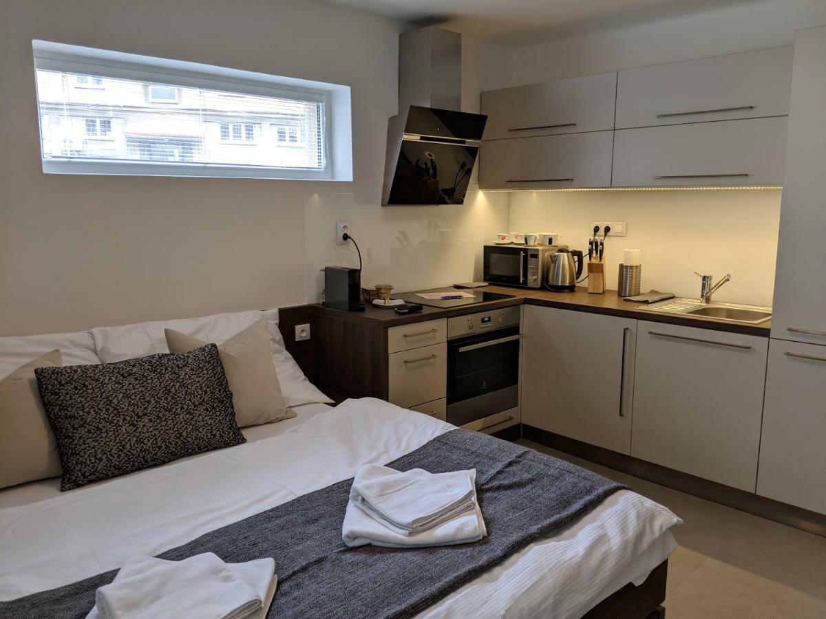 Ap10 - Apartments 4U Brezinova "Overnight Simply" Градец-Кралове Экстерьер фото